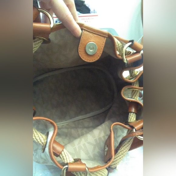 BEAUTIFUL MICHAEL KORS MONOGRAM BAG CREAM / TAN GOLD HARDWARE LARGE BAG PRETTY - Picture 12 of 12